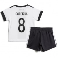 Camisa de time de futebol Alemanha Leon Goretzka #8 Replicas 1º Equipamento Infantil Mundo 2022 Manga Curta (+ Calças curtas)